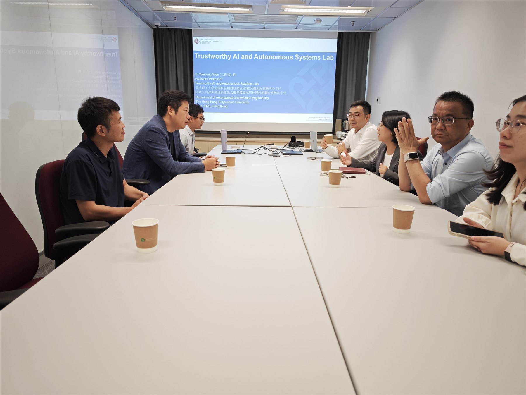 The delegation visiting TASLAB experimental platforms