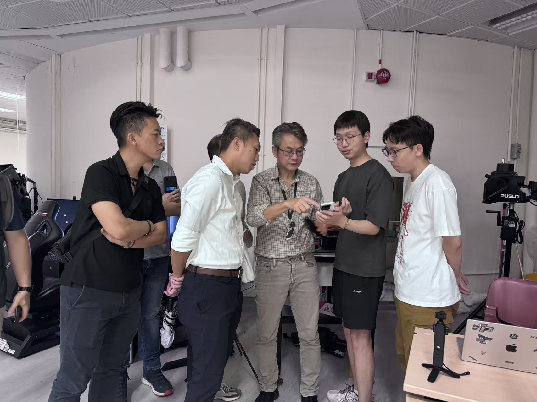 Housing Department and China Resources Longdation discussing TASLAB research during the laboratory tour