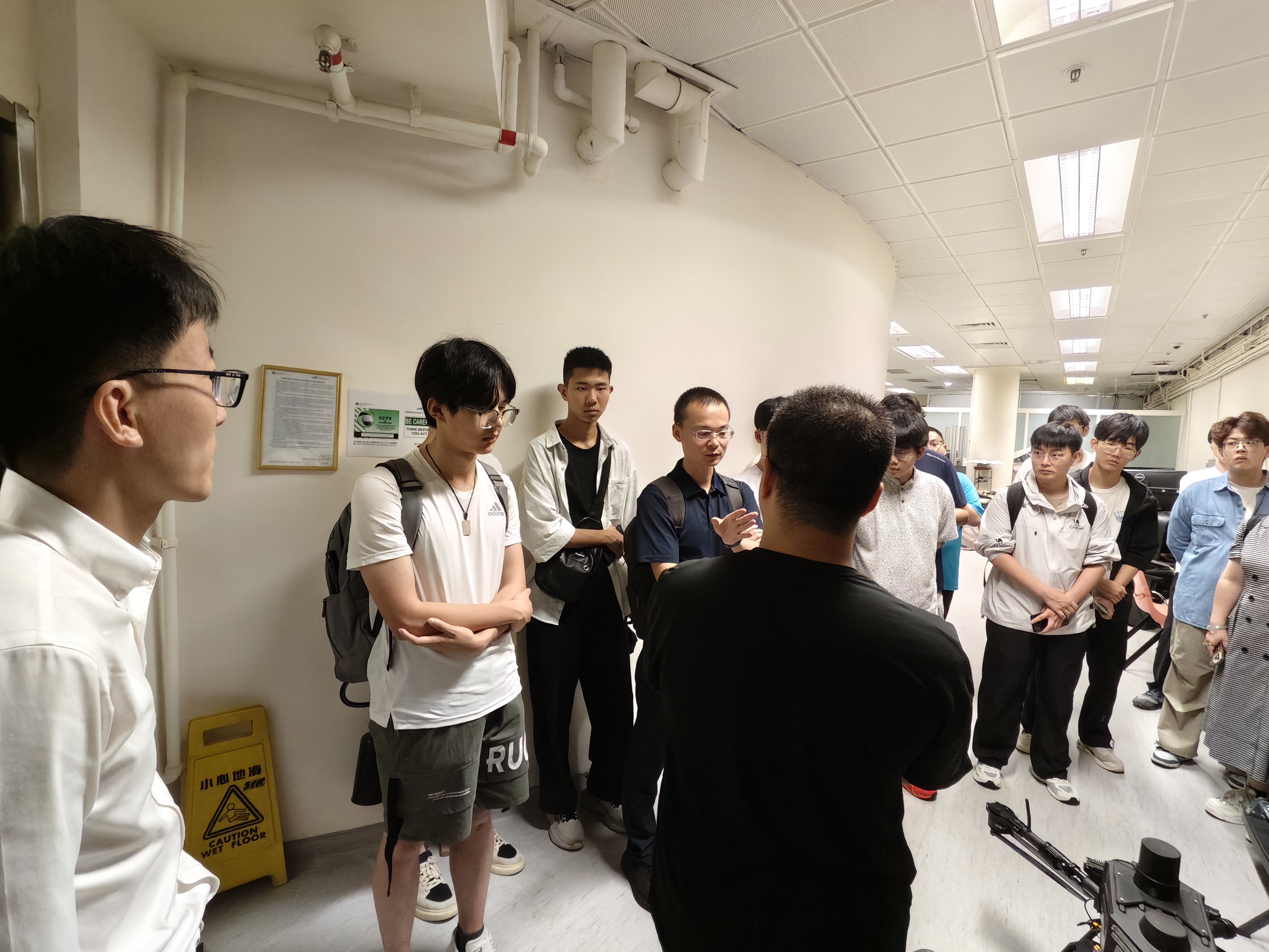 Shandong University undergraduate delegation touring the FJ005 Laboratory at PolyU