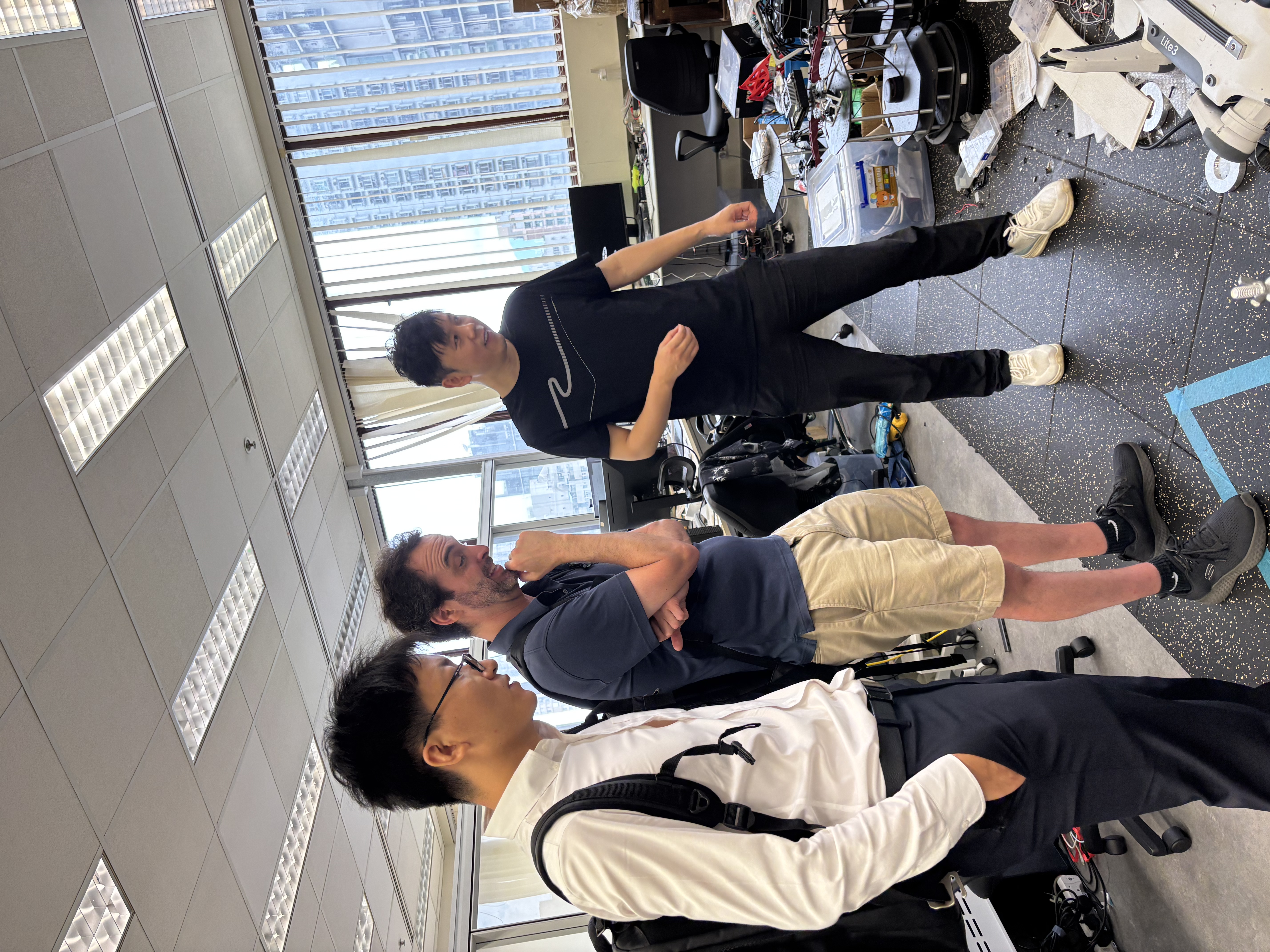 Viewing robotic hardware and exchanging perspectives during the visit to Prof. Peng LU s laboratory.