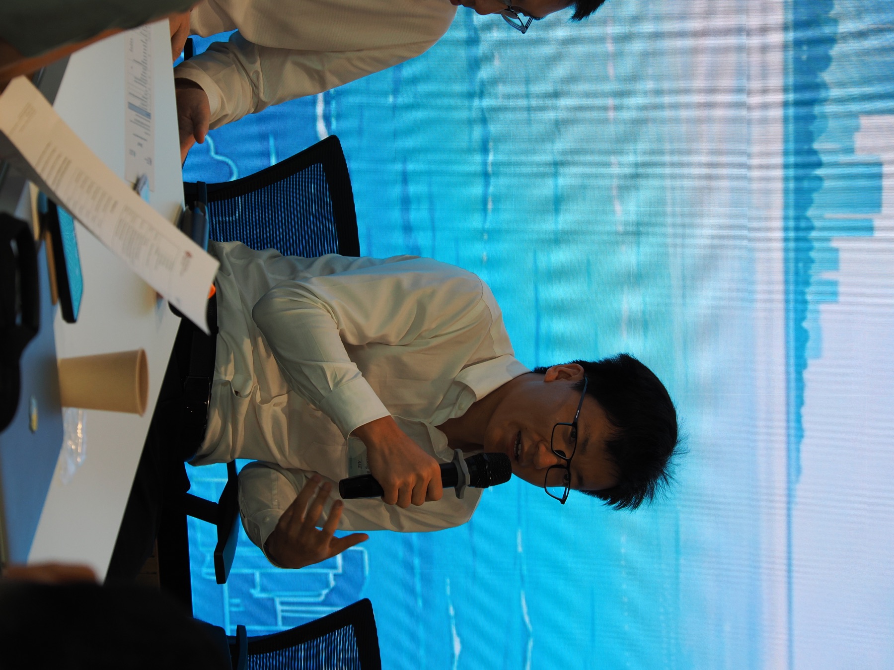 Prof. Weisong Wen speaking during the round-table discussion at SCRI Retreat 2026