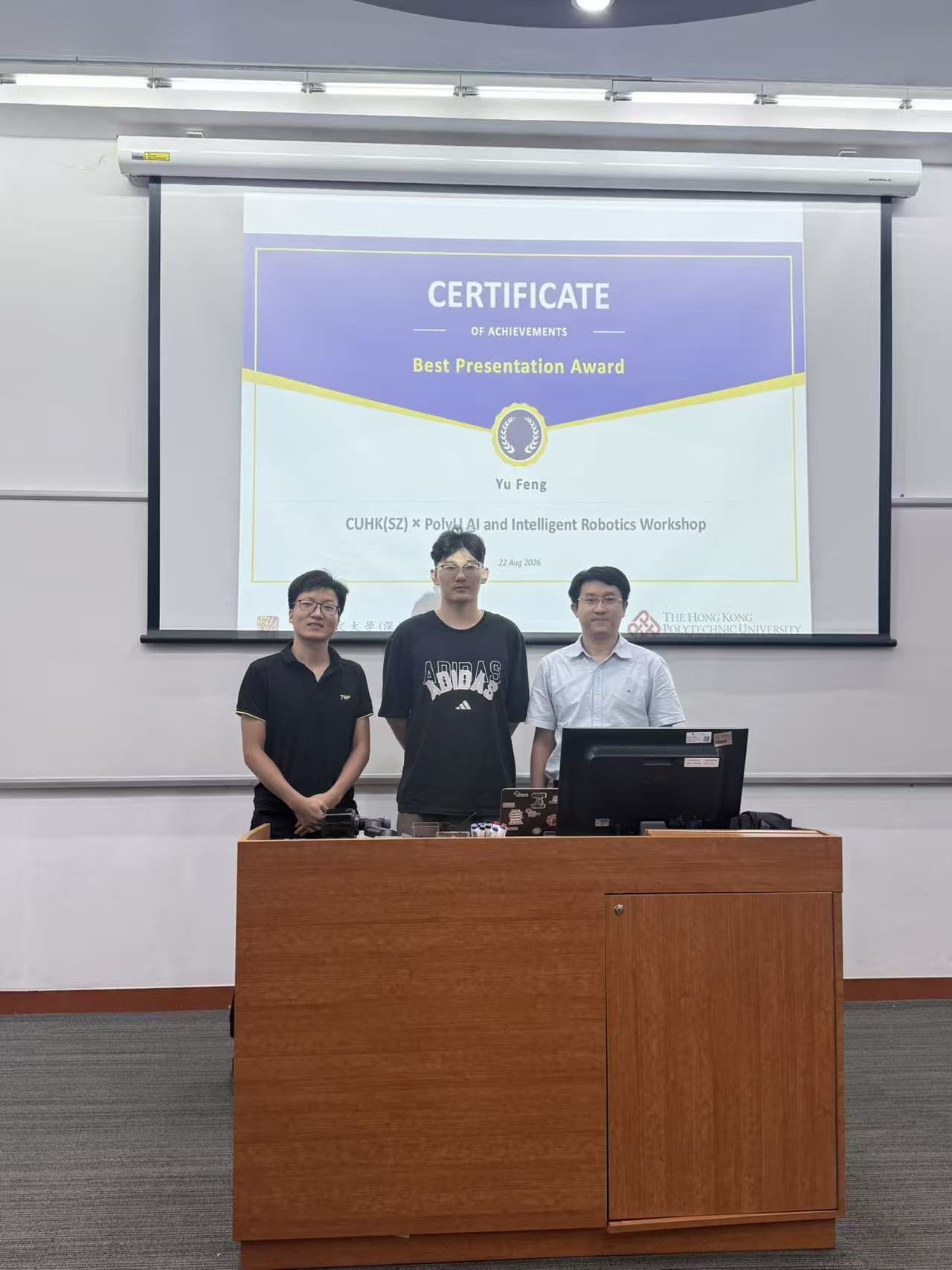 Yu Feng receives a Best Presentation Award