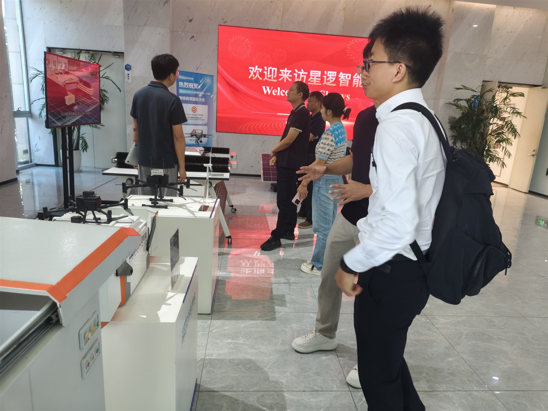 Prof. Wen learning about Skysys products and intelligent equipment